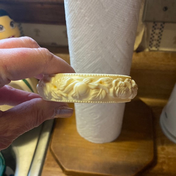 Vintage 1920’s white Bakelite Bracelet with roses - Picture 1 of 3